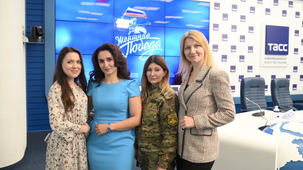 Член совета блогеров Наталия Семенова, автор социально-просветительского проекта «Женщины Победы» Виктория Рашина, руководитель проекта «Герой нашей Родины» и волонтерского движения «Наш путь к Победе» Олеся Иванова и участник проекта «Женщины Победы» Татьяна Пирожкова на презентации проекта «Женщины Победы»