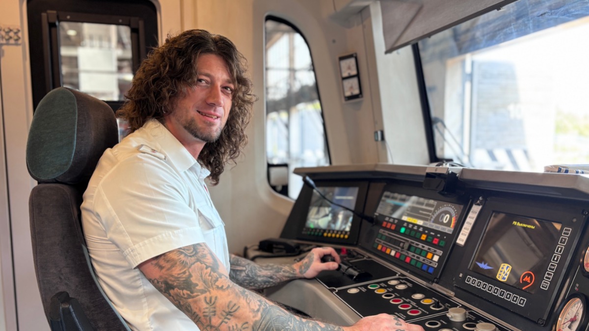 Машинист Кирилл Максимов в депо «Фили»