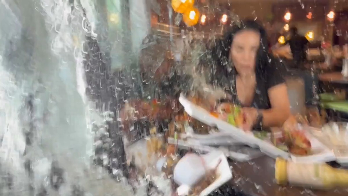 Автомобиль въехал в американский ресторан, где фудблогеры дегустировали еду