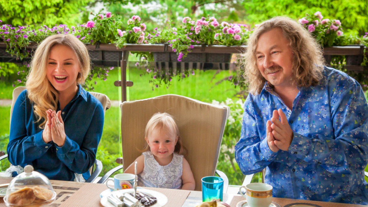 Актриса Юлия Проскурякова, муж — композитор Игорь Николаев и дочь Вероника