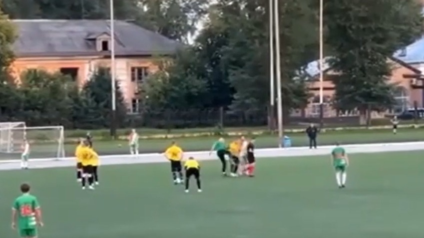 Футбольный тренер обматерил и пнул судью во время матча в Новосибирске