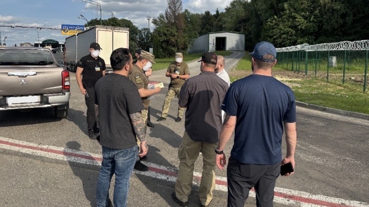 США депортировали первых беженцев с Украины и показали их фото