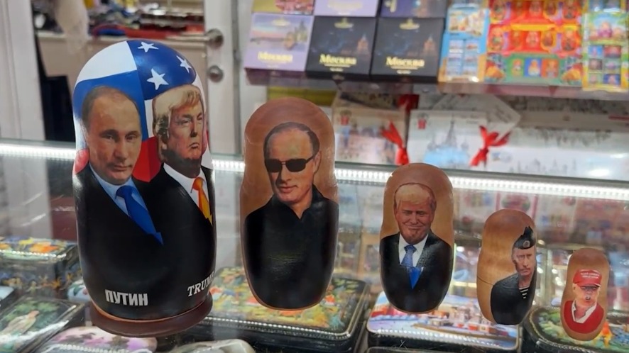 Спрос на матрешки с лицами Путина и Трампа вырос в сувенирных магазинах Москвы