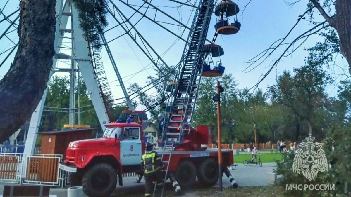 Люди застряли на высоте из-за остановки колеса обозрения в Шадринске