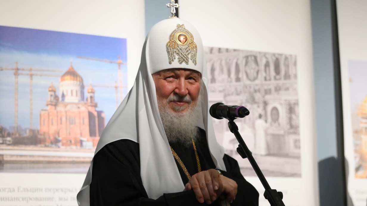 Святейший Патриарх Московский и всея Руси Кирилл во время открытия выставки «Москва и жизнь. Возрождение московского храма» в Музейной галерее храма Христа Спасителя