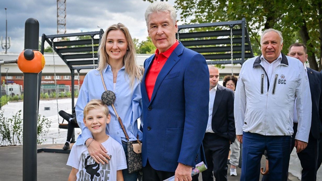 Мэр Москвы Сергей Собянин поинтересовался у жительницы Можайского района Анны Коняевой и ее сына Славы, нравится ли им обновленное пространство у пруда