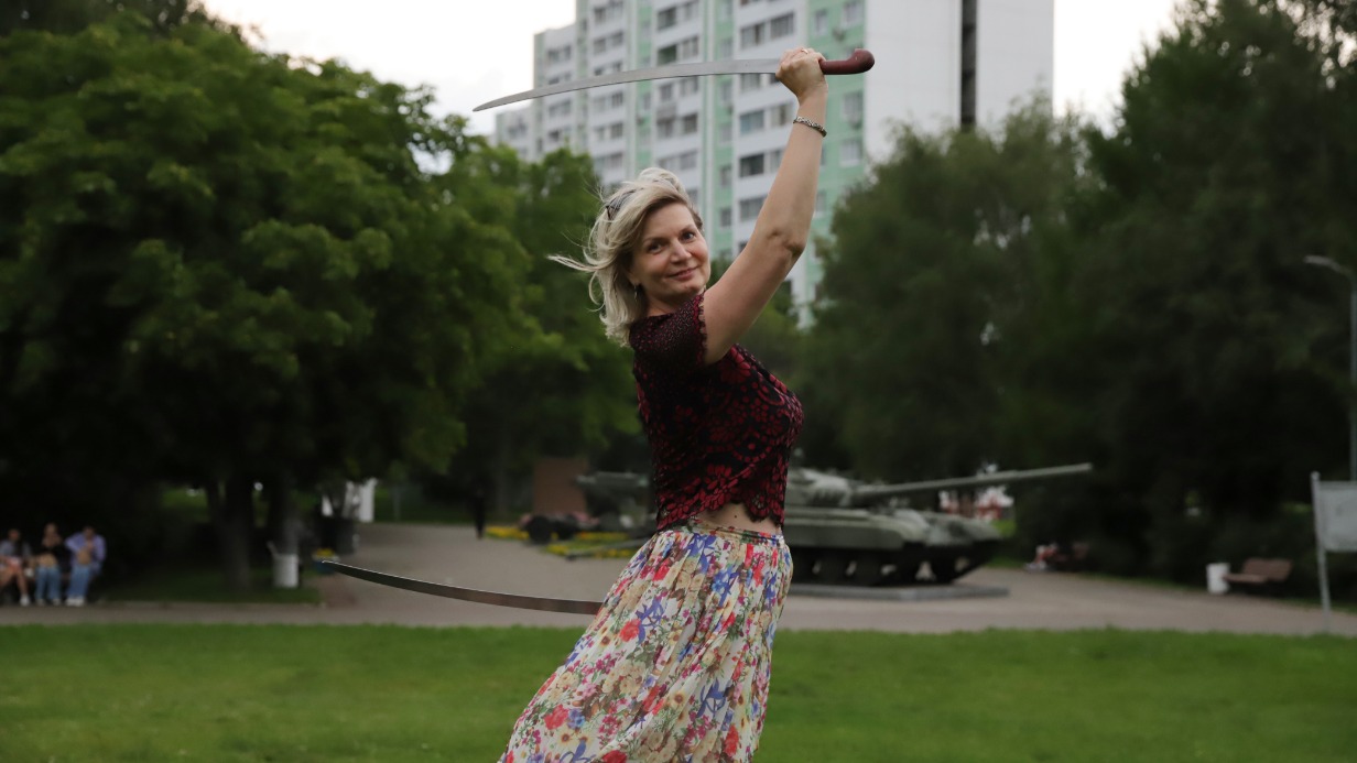 Казачка Наталья Федорченко, переехав в столицу из Ростова-на-Дону, не забыла свои народные традиции. Она с удовольствием ходит на тренировки по фланкировке в парке 30-летия Победы