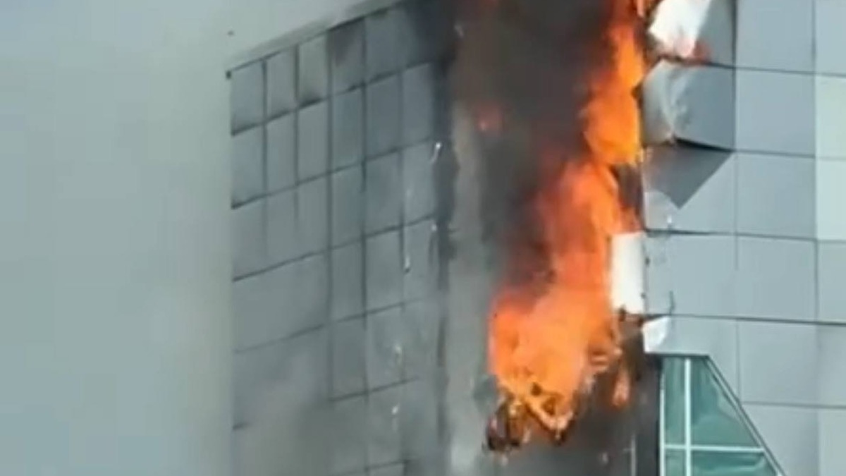 Сильный пожар произошел в торговом центре в Кемерово