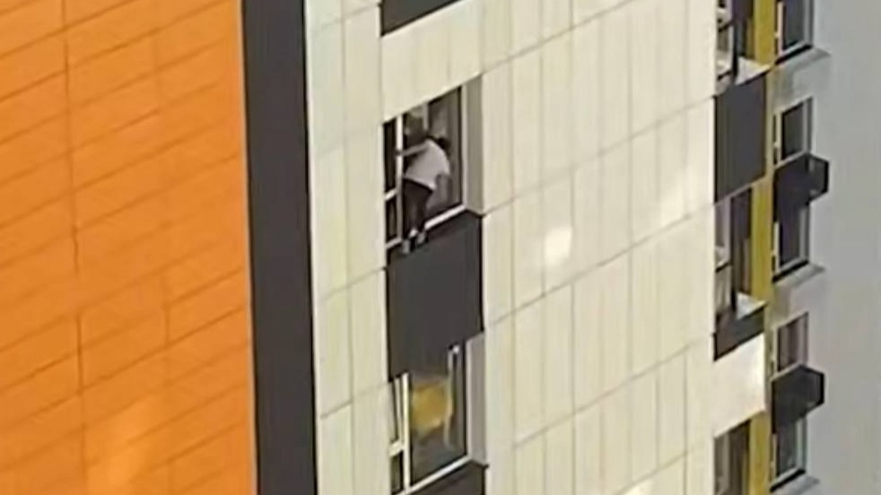 Москвичка помыла окна, стоя на подоконнике 27-го этажа