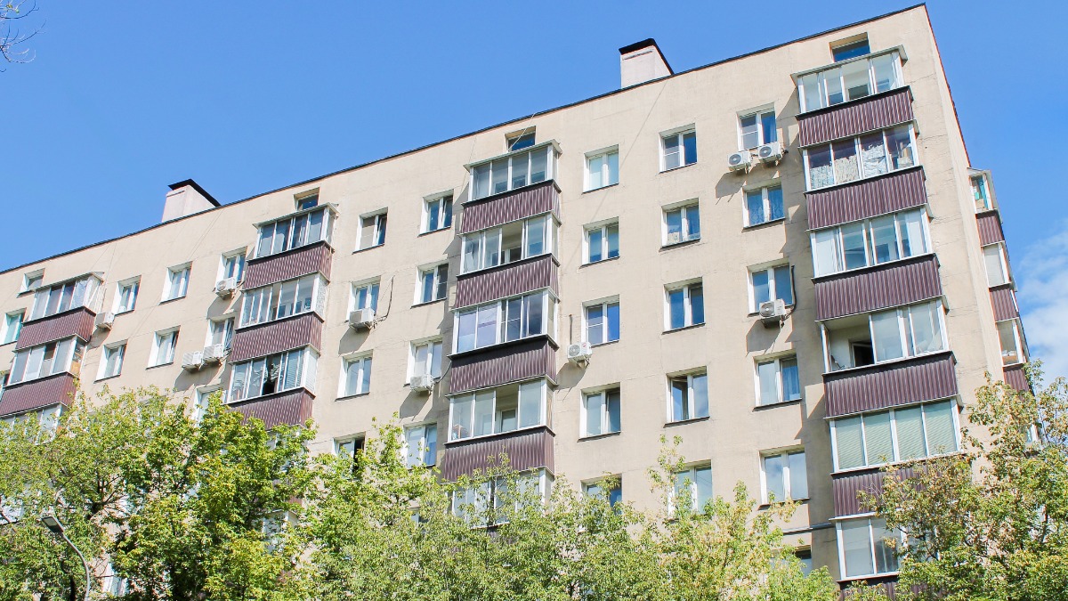 В жилом доме в районе Нагатинский Затон в 2025 году произвели замену всего лифтового оборудования с расширением дверных проемов