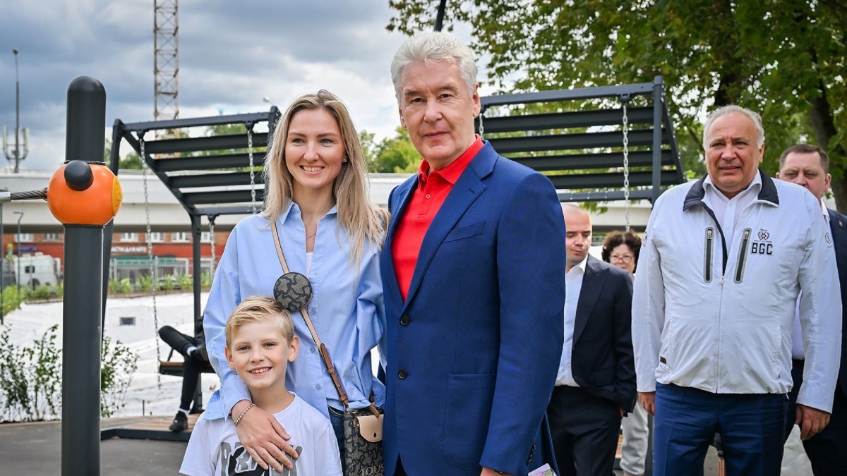 Мэр Москвы Сергей Собянин осмотрел новую прогулочную зону у Беловежского пруда в Можайском районе