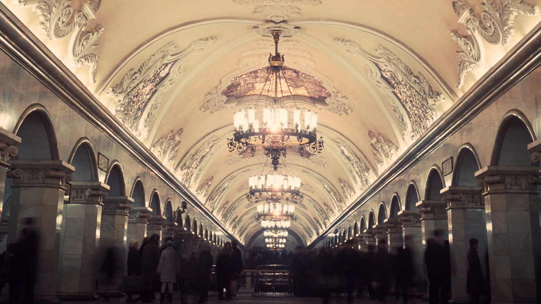 Освещение в центральном зале станции «Комсомольская» Кольцевой линии: каждая люстра состоит из полутора тысяч литых деталей