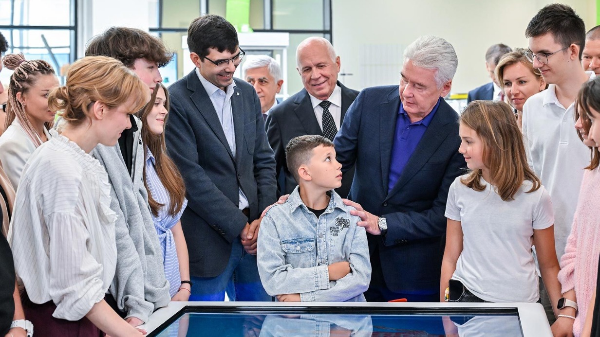 Мэр Москвы Сергей Собянин, генеральный директор «Ростеха» Сергей Чемезов и директор школы № 58 Дмитрий Топешкин осмотрели новое здание учебного заведения