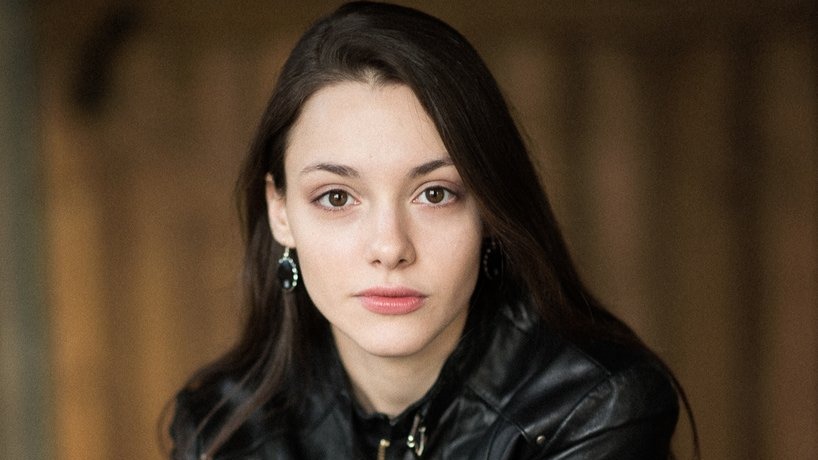 «Глупо сравнивать карьеру и личную жизнь»: актриса Александра Дроздова — откровенно о материнстве