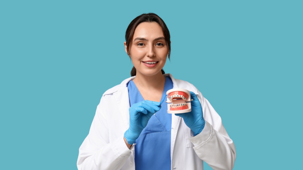 При установке брекетов ортодонт заранее просчитывает, как будет двигаться каждый зуб и как изменится положение челюсти в целом