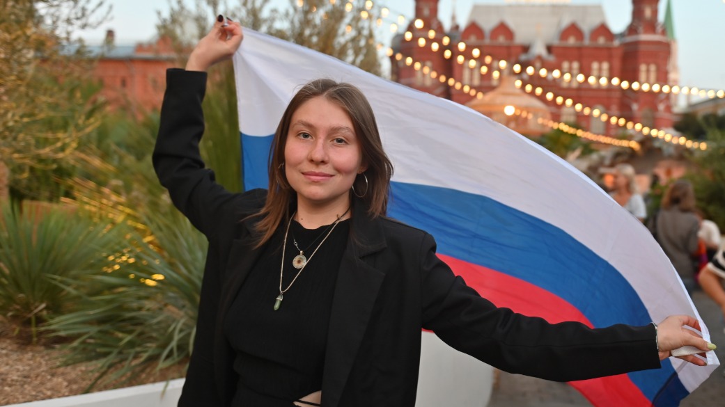 Москвичка Елизавета Сухотина в День флага на Манежной площади