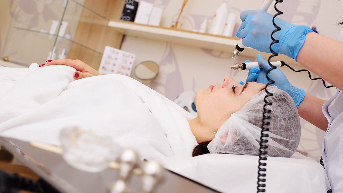 Можно ли ходить к косметологу, если остаются синяки