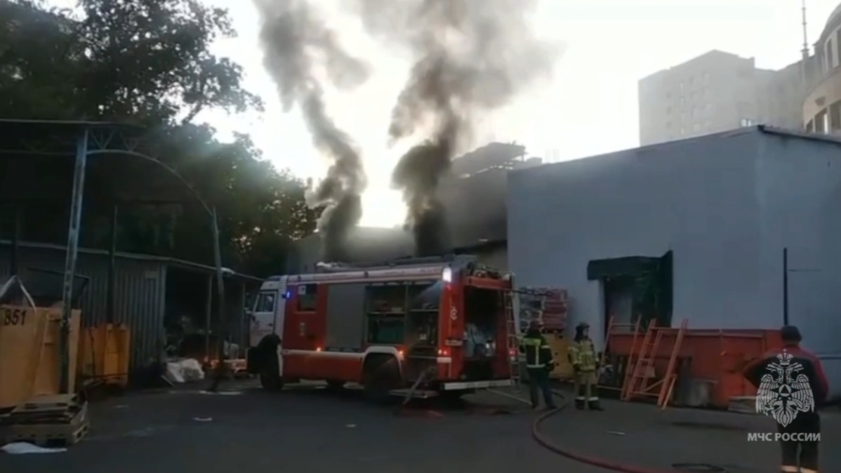 Электроподстанция загорелась на территории хлебозавода на Звездном бульваре