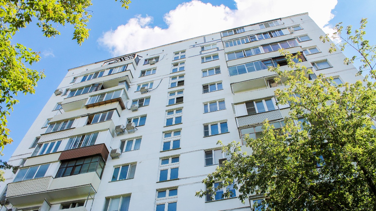 В жилом доме в районе Котловка в 2025 году заменили все лифтовое оборудование с расширением дверных проемов