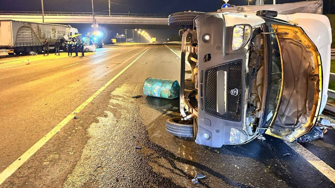 Водитель «газели» погиб в ДТП с грузовиком на 16-м километре МКАД в Москве