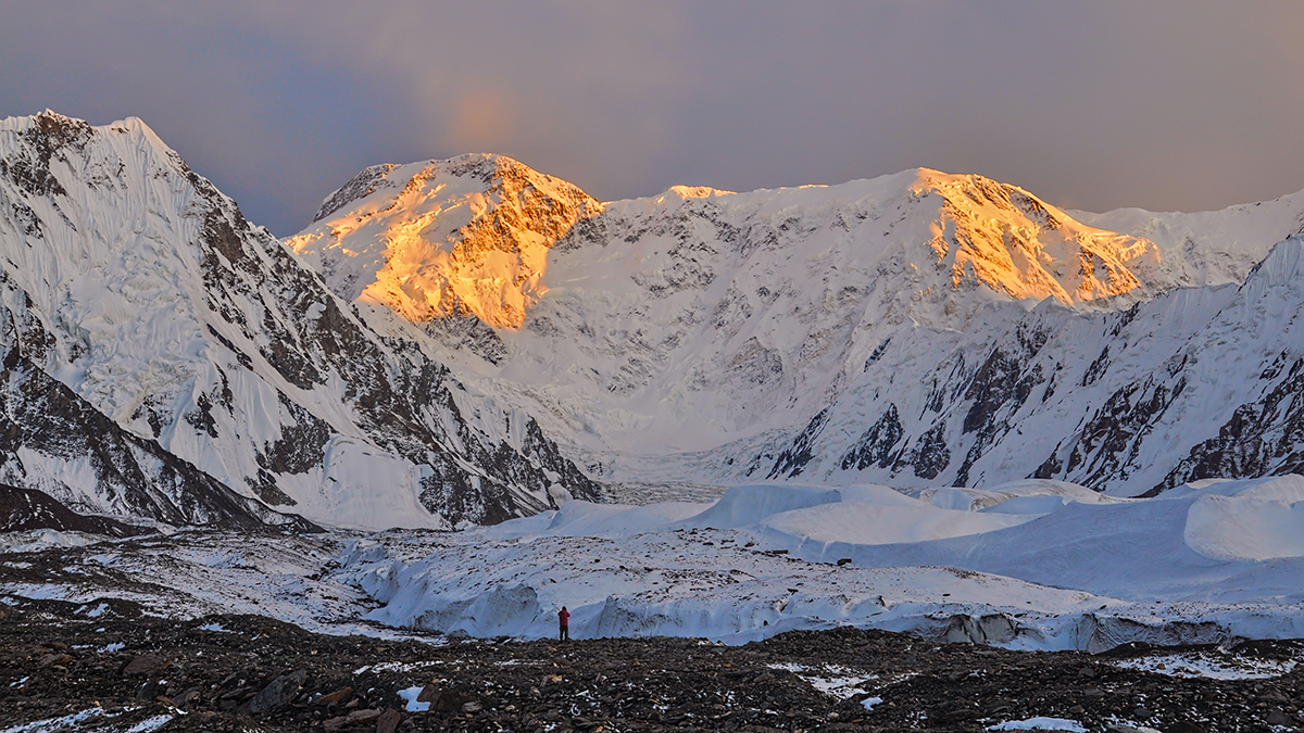 МЧС: Операцию по спасению застрявшей на пике Победы альпинистки пришлось завершить