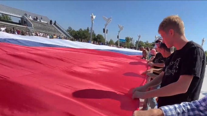 Огромный флаг России в две тысячи «квадратов» развернули в центре Мариуполя