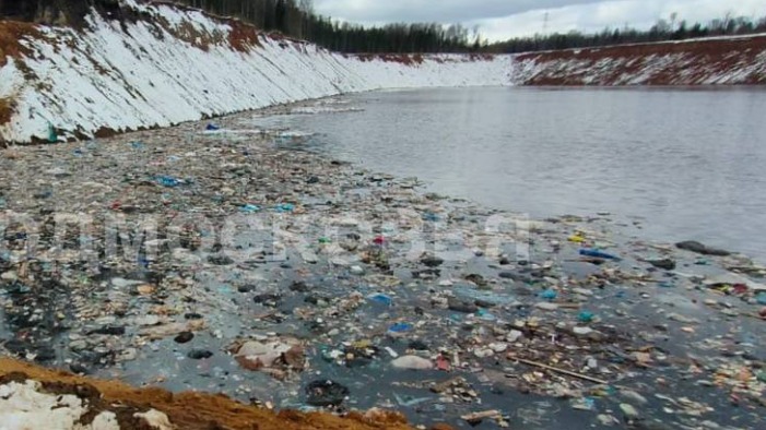 СК возбудил уголовное дело после загрязнения карьера мусором в Подмосковье