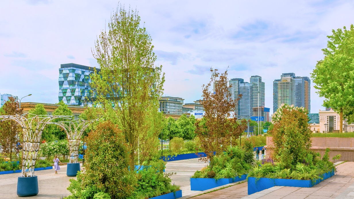 Бизнес помог украсить необычные площадки городского фестиваля «Сады и цветы»