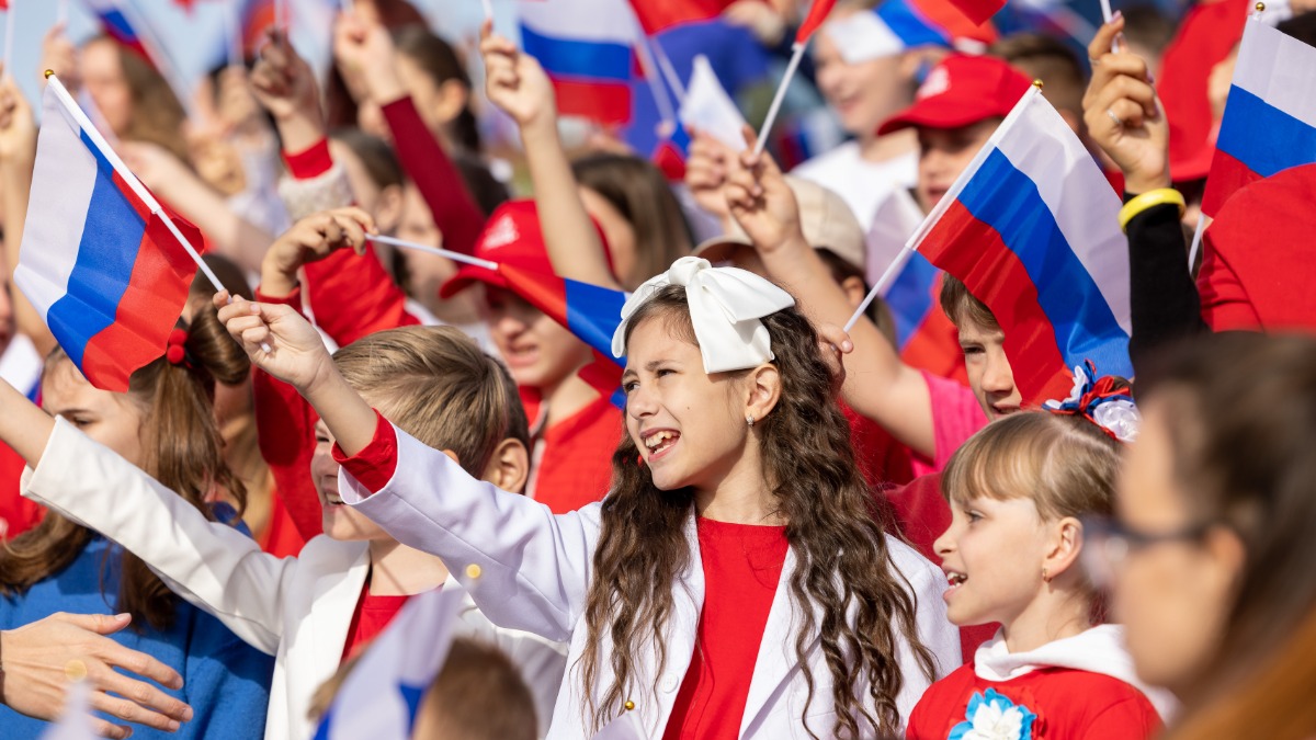 Около 400 детей создали масштабный триколор у Музея Победы