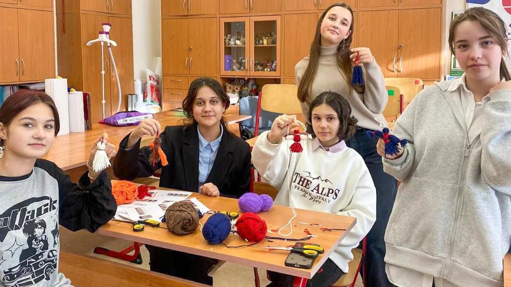 Столичные школьники проводят акции по сбору вещей для участников СВО