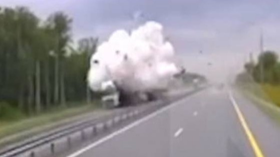 Появились кадры смертельного ДТП со взрывом фуры в Нижегородской области