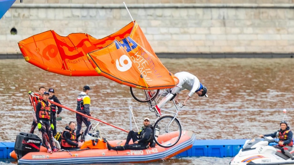 Крылатый велосипед и ступу представили на фестивале «Летфест»