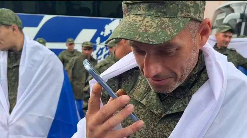 «Ждите, люблю»: освобожденные из плена российские бойцы позвонили близким