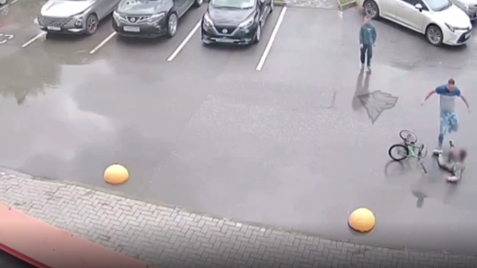 Мужчина в Новосибирске избил ногами ребенка после жалобы дочери