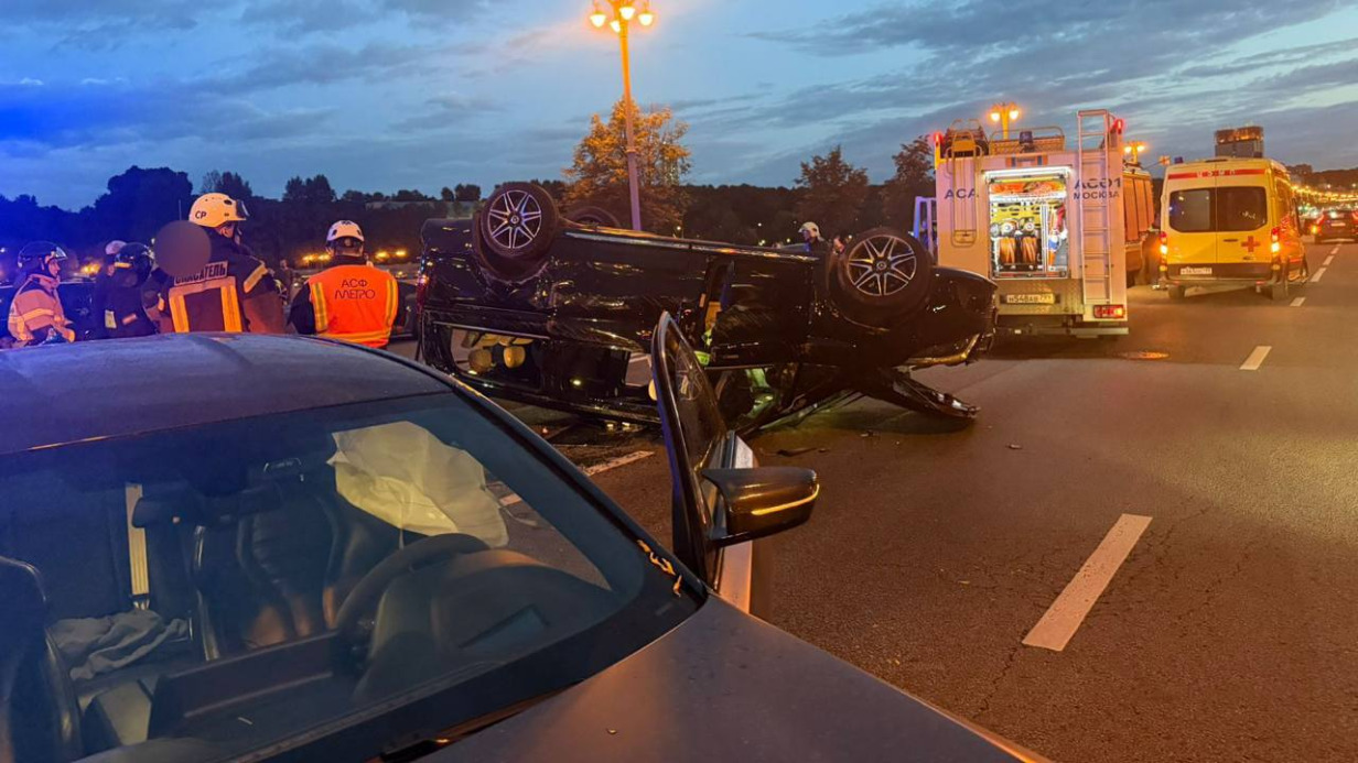 Появились кадры с места ДТП на Фрунзенской набережной, в котором пострадали дети