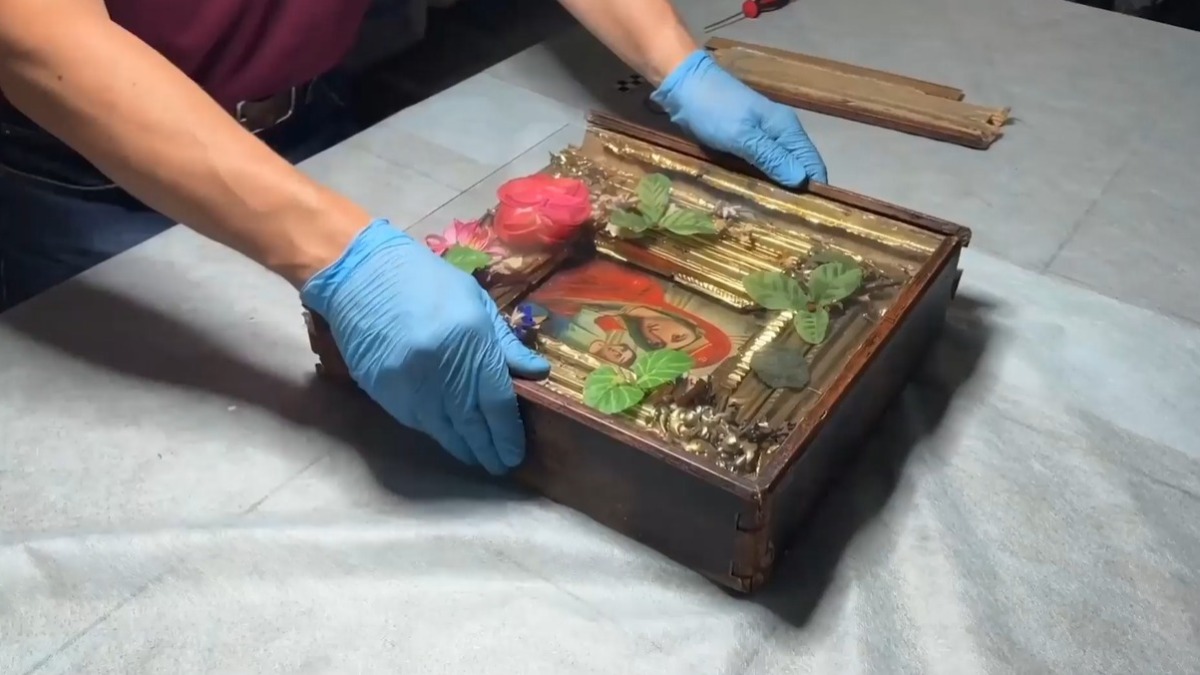 Появились кадры иконы, в которой россиянка доставила бомбу в УФСБ по Крыму