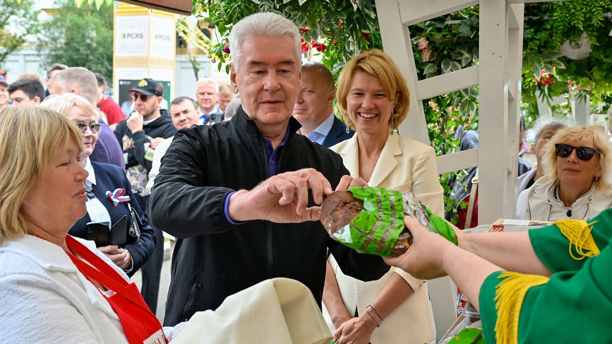 Мэр Москвы Сергей Собянин и глава Минсельхоза РФ Оксана Лут посетили фестиваль «Вкусы России» на ВДНХ. Они попробовали хлеб с семечками