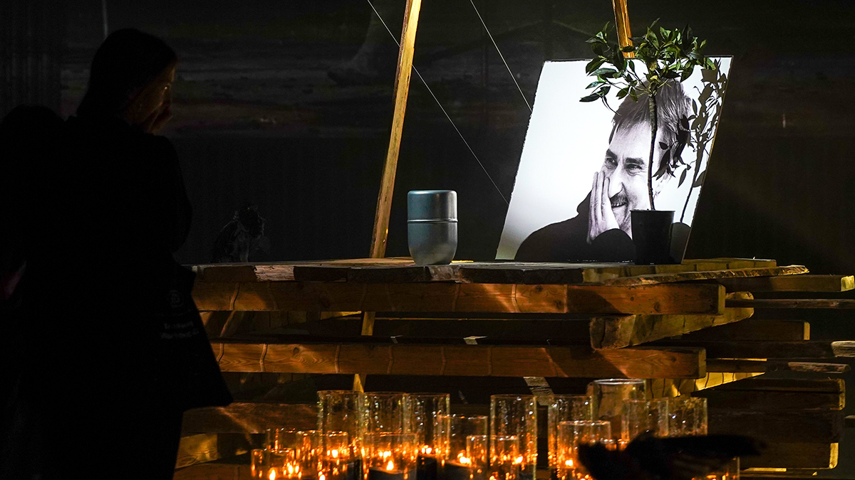 Режиссера Юрия Бутусова похоронили в Москве спустя 1,5 месяца после гибели