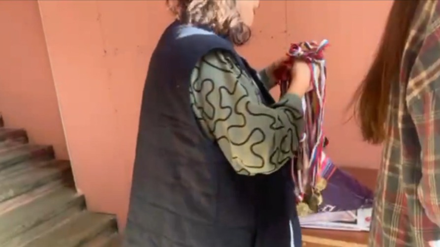 68ac795182682c04afbcc7f8 Мать Маркаряна принесла в суд огромный пакет с его медалями