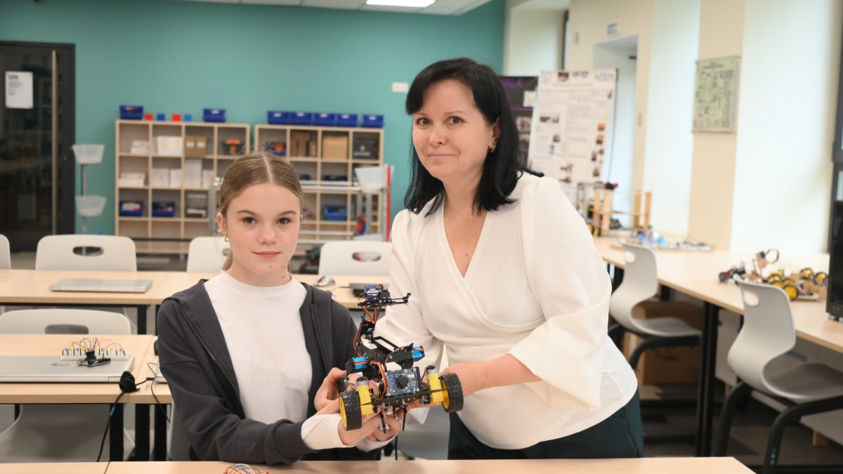 Педагог дополнительного образования школы № 1566 Мария Сахоненко и школьница Татьяна Демина изучают новое оборудование в классе робототехники. Учитель отмечает, что теперь занятия будут проходить гораздо увлекательнее благодаря современному оснащению