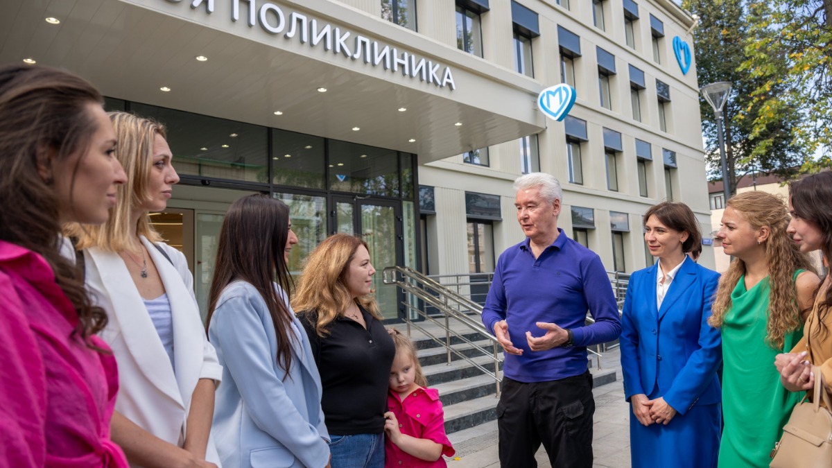 Мэр Москвы Сергей Собянин осмотрел работы по реконструкции поликлиники в столичном районе Зюзино и пообщался с жителями. Каждый год в городе капитально реконструируют медучреждения. В их числе — поликлиника в районе Северный. За смену в ее стенах смогут принять до 1,5 тысячи пациентов