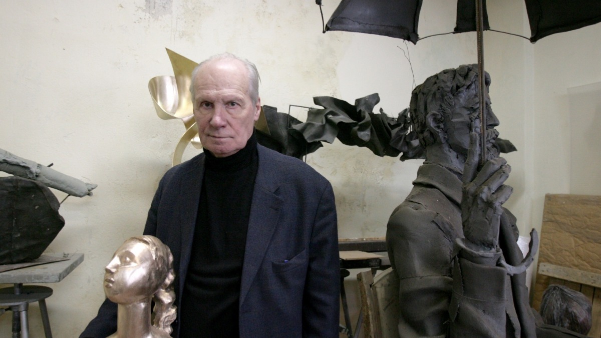 Народный художник РСФСР, скульптор Александр Бурганов в мастерской — в этом году ему исполнилось 90 лет. Авторский почерк маэстро — текучие пластические силуэты и сложные сюрреалистичные образы, которые делают его скульптуры всегда узнаваемыми на улицах нашего города