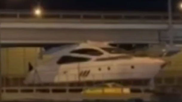 Огромная яхта застряла под мостом в Мытищах