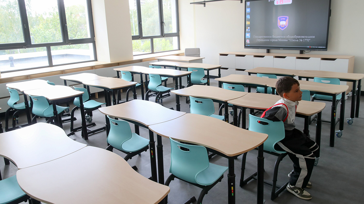 Жители Люберец раскритиковали памятник учительнице, делающей селфи