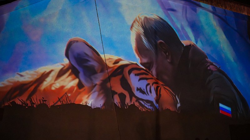 Огромный мурал с целующим тигра Путиным появился во Владивостоке