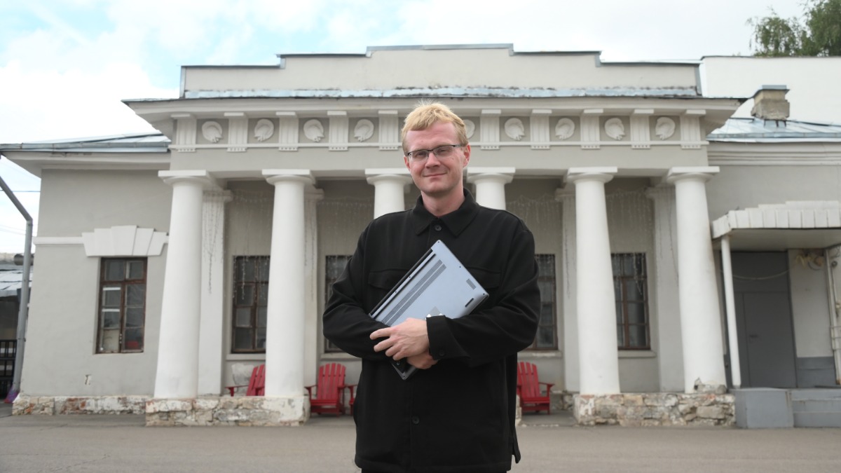 Начальник экскурсионного бюро Музея Москвы Андрей Клюев на фоне одного из корпусов. Ряд помещений здесь могут арендовать предприниматели. Всего на портале «RUSSPASS. Бизнес» представлено более 150 площадок для проведения деловых мероприятий