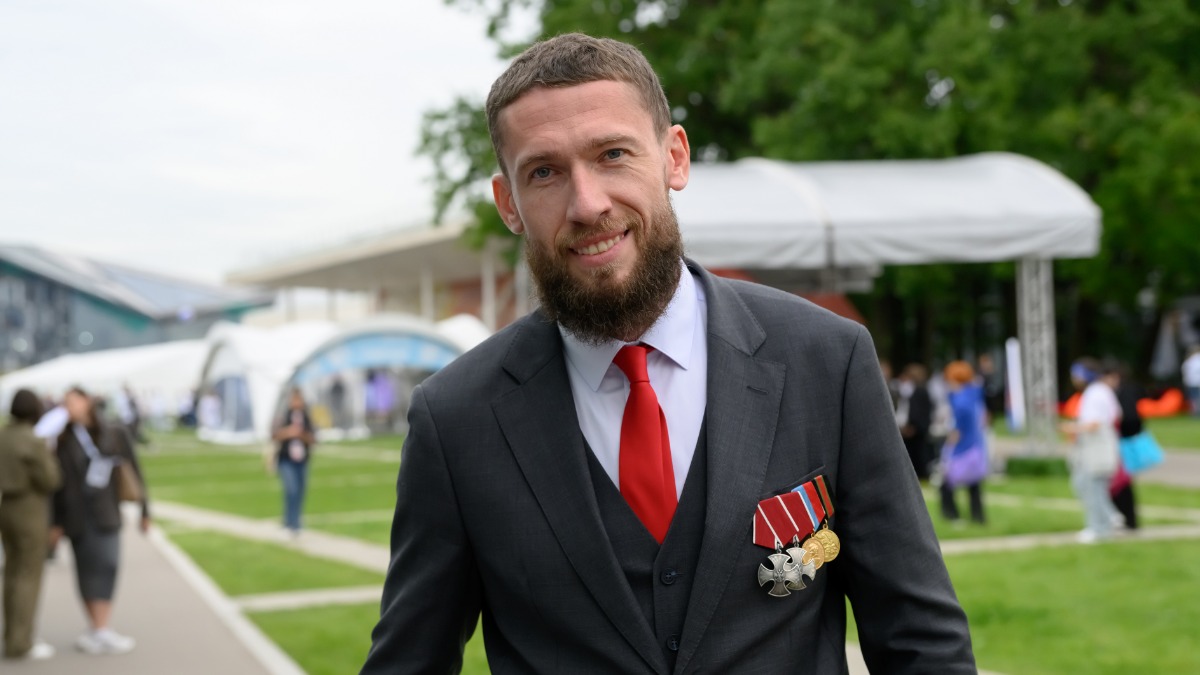 Член Одинцовского отделения Ассоциации ветеранов СВО Московской области Павел Коломацкий готовится выступить с лекцией, организованной фондом «Защитники Отечества», на Детском культурном форуме