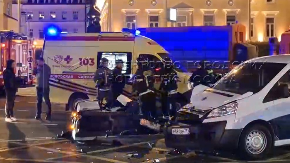 Один человек пострадал при столкновении мотоцикла с легковушкой в центре Москвы