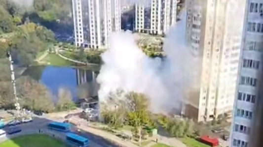 Улицу в Химках затопило кипятком из-за прорыва теплотрассы