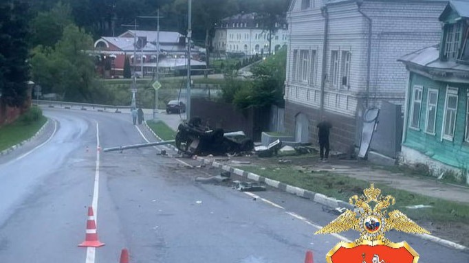 В Подмосковье машина врезалась в фонарный столб и перевернулась, есть погибшие